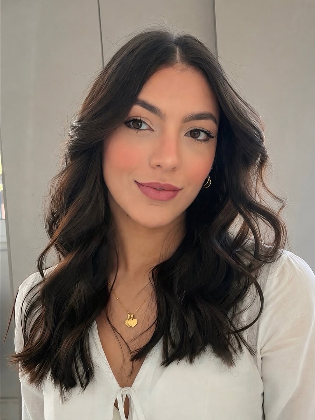 Morena iluminada com ondulado natural e make leve